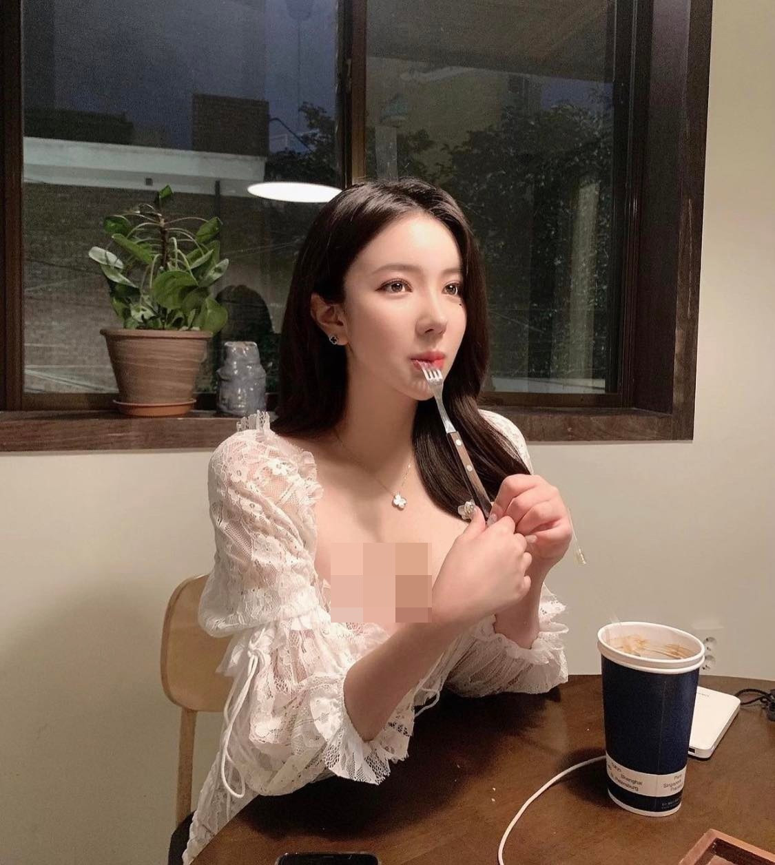 Tuy nhiên trong những khoảnh khắc ăn mặc hở hang hiếm có, hot girl Aleyna vẫn ghi điểm tuyệt điểm vì không quá phản cảm.