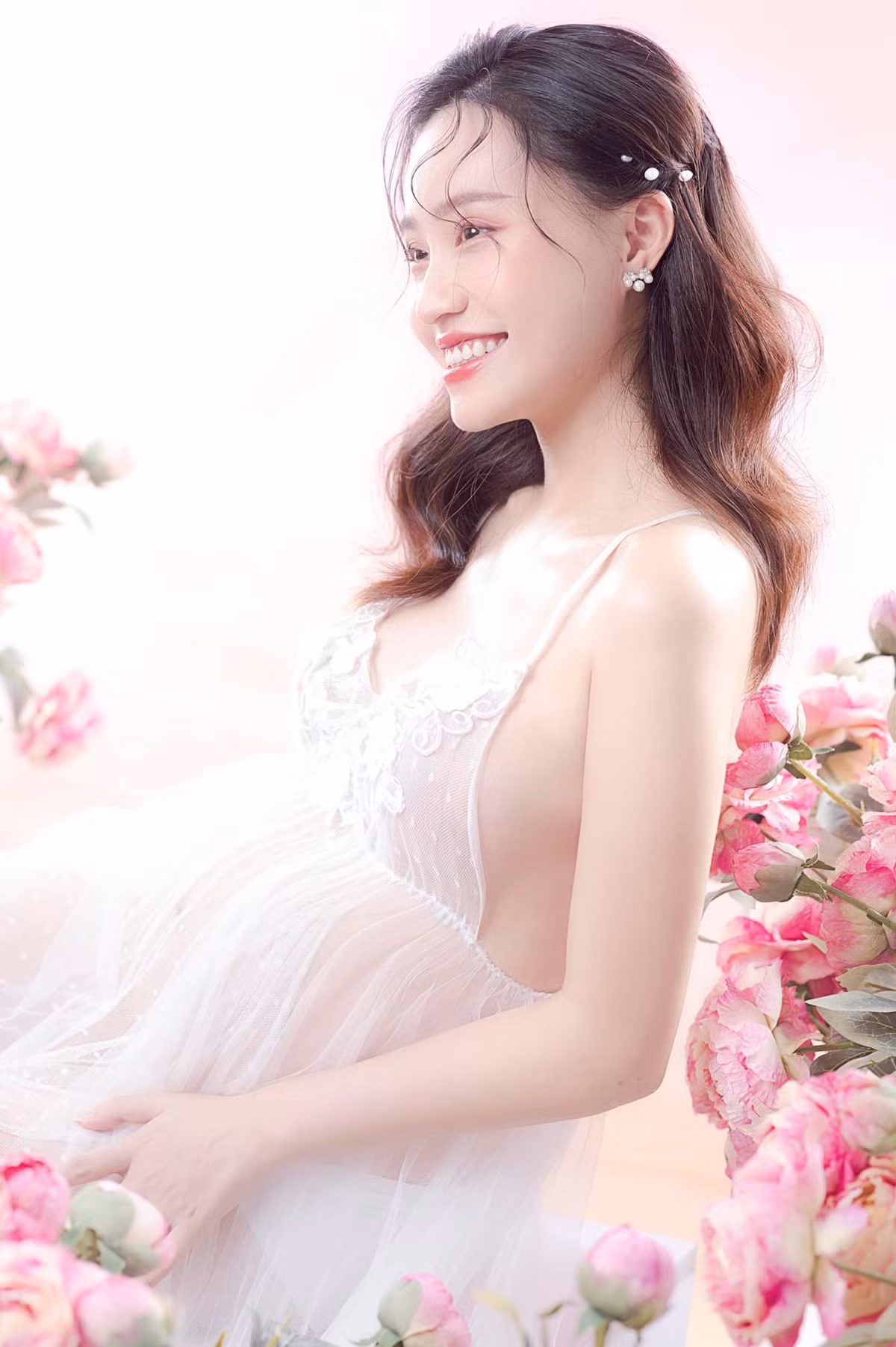 Trong ảnh, MC Xuân Anh diện đầm trắng quyến rũ, mái tóc buông xõa nhẹ nhàng, trang điểm tông hồng nữ tính.