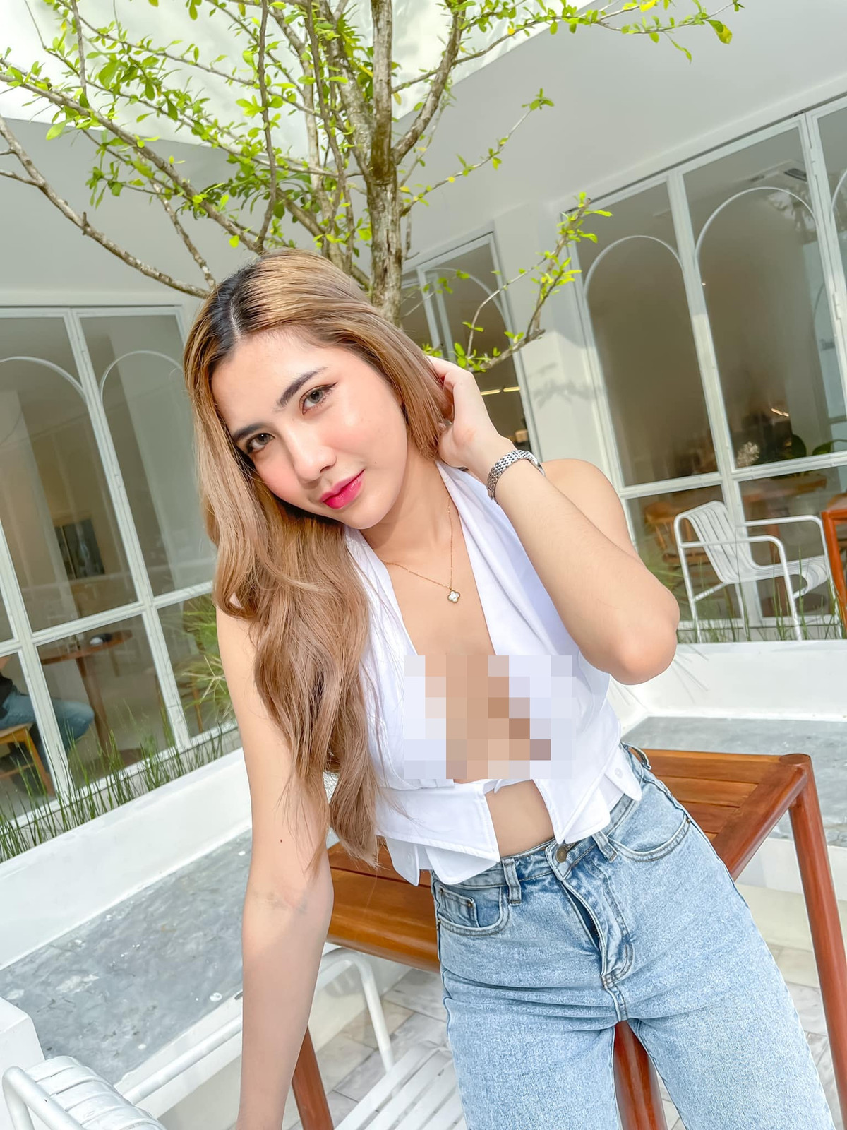 Người đẹp sở hữu không ít khoảnh khắc đốt mắt với các trang phục gợi cảm.