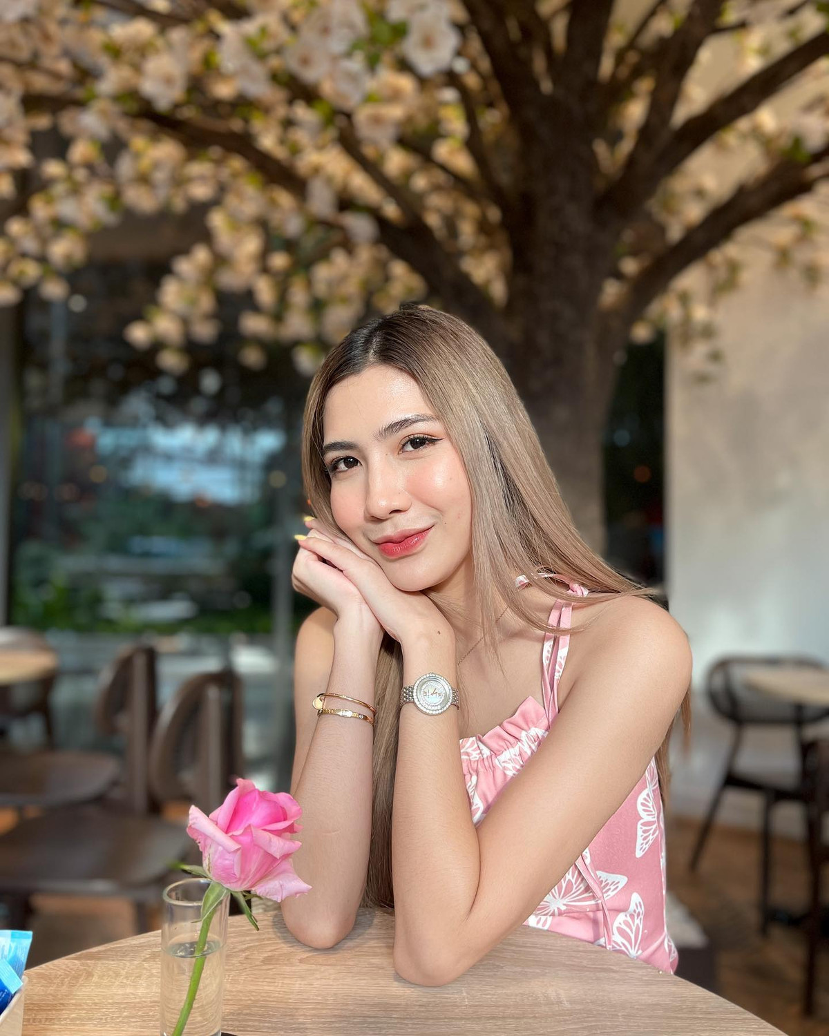 Sở hữu nước da trắng hồng, gương mặt thanh tú cùng ba vòng với tỷ lệ vàng song Rossarin Klinhom khiến nhiều cô gái mơ ước.