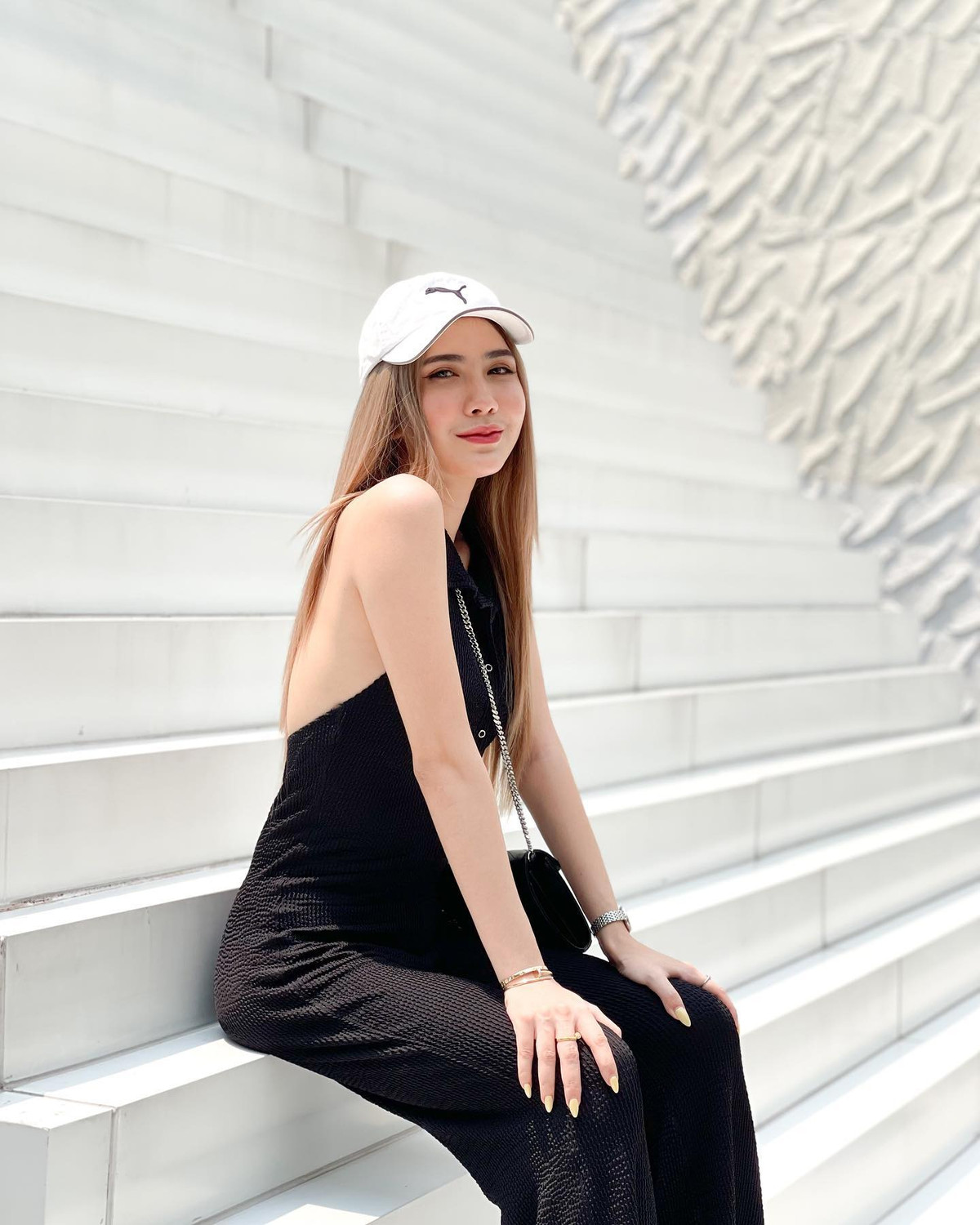 Minicha Nattanicha cũng không ngại chạy theo xu hướng, diện mốt hở chân ngực, quần áo phong cách xuyên thấu.