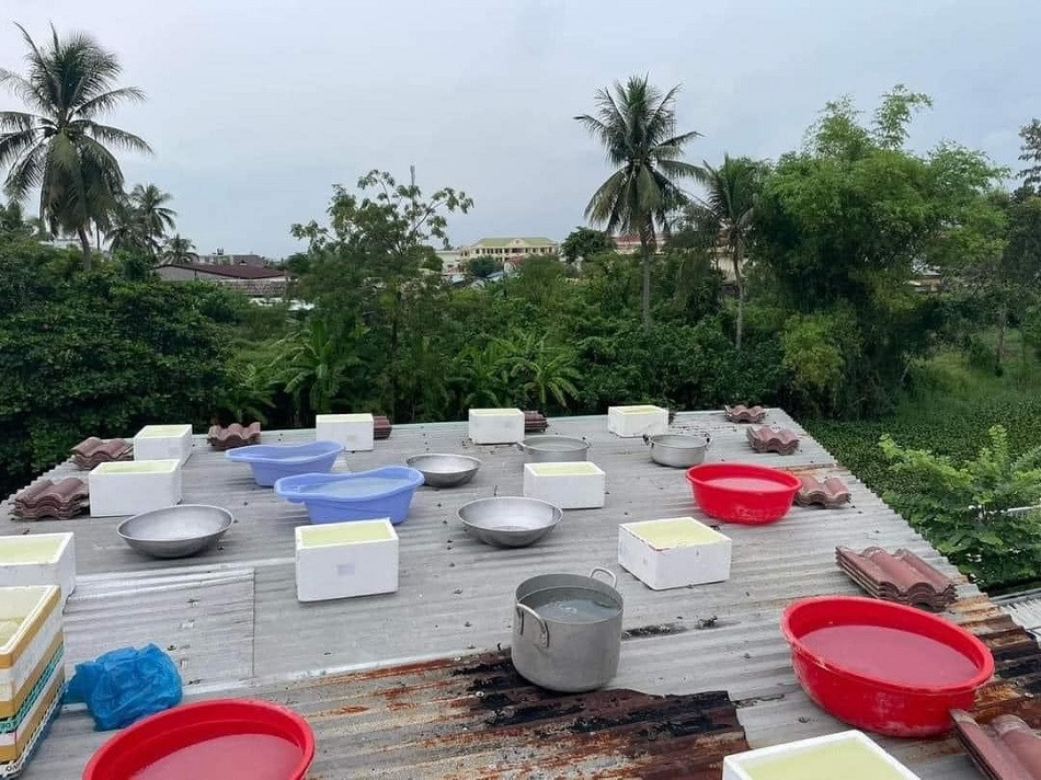 Trên khắp các nhóm mạng xã hội, những hình ảnh người dân ở khúc ruột miền Trung tăng cường các biện pháp phòng chống bão được chia sẻ rần rần. Ảnh: Facebook