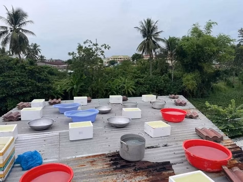 Trên khắp các nhóm mạng xã hội, những hình ảnh người dân ở khúc ruột miền Trung tăng cường các biện pháp phòng chống bão được chia sẻ rần rần. Ảnh: Facebook