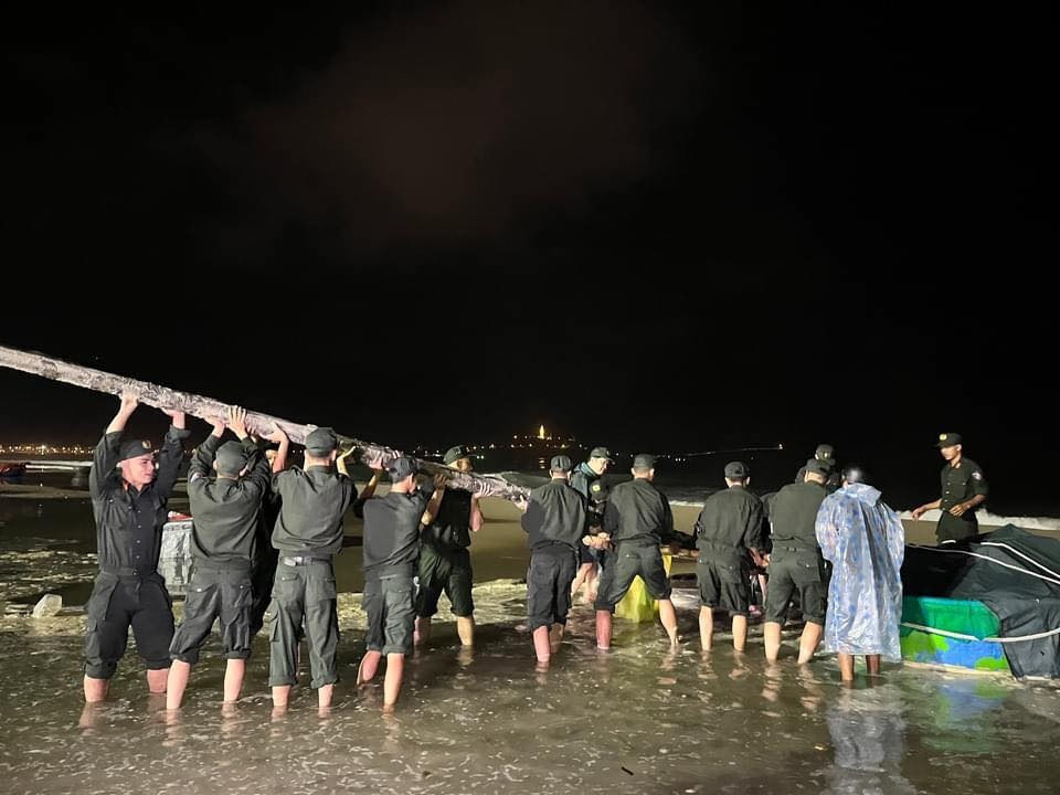 Ngoài ra họ còn giúp đỡ ngư dân neo đậu tàu thuyền để tránh bão Noru đổ bộ.