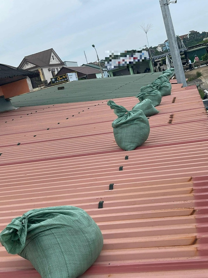 Các đơn vị quân đội, công an, dân quân tự vệ...luôn sát cánh hỗ trợ người dân phòng chống bão. Họ giúp người dân xúc cát vào bao tải để chèn chắn lên các mái nhà tránh bão.