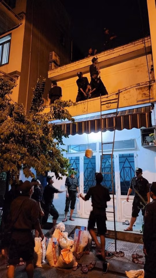 Lực lượng chức năng giúp đỡ người dân miền Trung chống bão Noru.