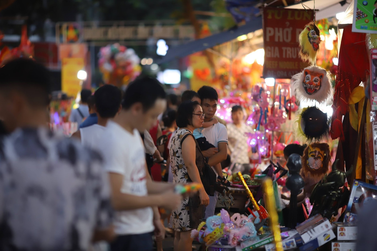 Ngoài nhu cầu mua sắm, nhiều bạn trẻ Hà Nội còn coi phố Hàng Mã là địa điểm lý tưởng để chụp ảnh check in, sống ảo.