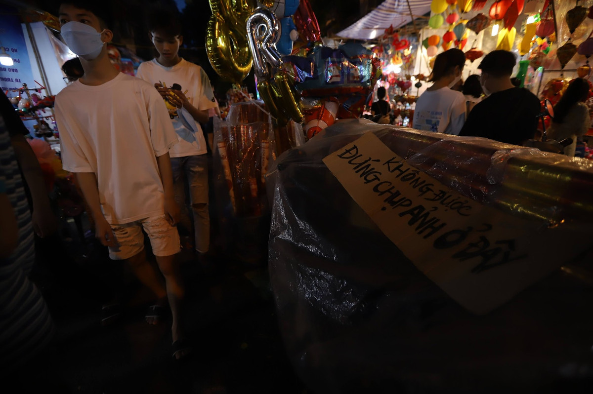 Thực tế, việc khách tham quan, xếp hàng đông đúc chờ đến lượt chụp ảnh trên phố Hàng Mã không còn là chuyện mới. Để có được bức ảnh sống ảo ưng ý, nhiều người không ngại chen lấn hay đứng hẳn vào bên trong cửa hàng.