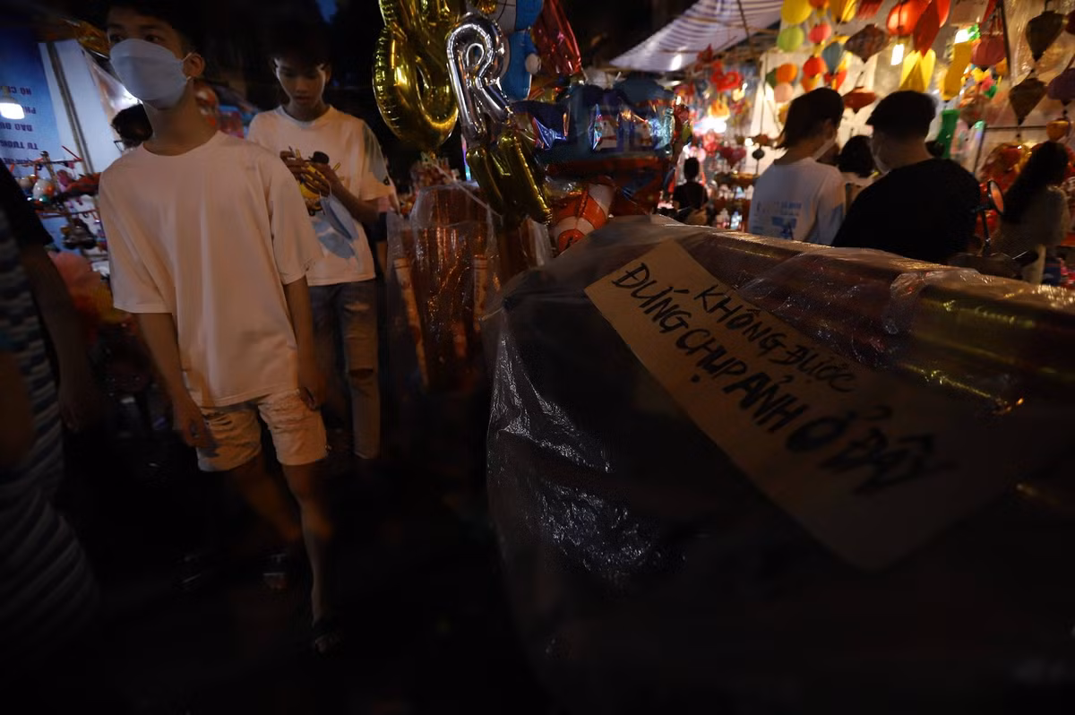 Thực tế, việc khách tham quan, xếp hàng đông đúc chờ đến lượt chụp ảnh trên phố Hàng Mã không còn là chuyện mới. Để có được bức ảnh sống ảo ưng ý, nhiều người không ngại chen lấn hay đứng hẳn vào bên trong cửa hàng.