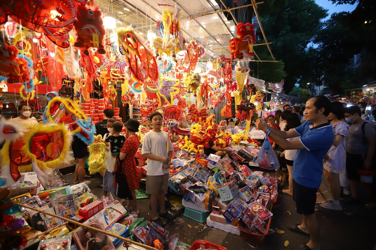 Để tránh tình trạng mỗi dịp Tết Trung thu khi nhiều khách tìm đến chụp ảnh nhiều hơn mua hàng, nhiều tiểu thương đã treo biển nhắc nhở khách hàng không chụp ảnh nếu không có nhu cầu mua hàng.