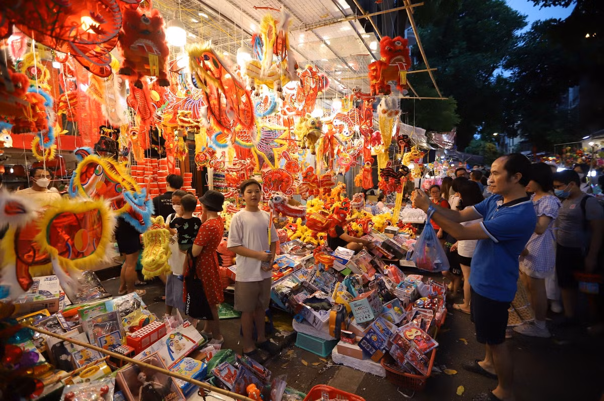 Để tránh tình trạng mỗi dịp Tết Trung thu khi nhiều khách tìm đến chụp ảnh nhiều hơn mua hàng, nhiều tiểu thương đã treo biển nhắc nhở khách hàng không chụp ảnh nếu không có nhu cầu mua hàng.