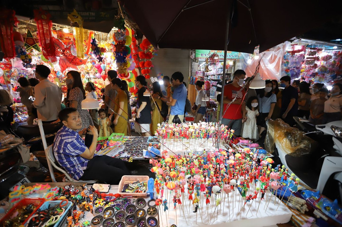 Tam bien “la” tren pho Hang Ma dip Trung thu khien netizen tranh cai