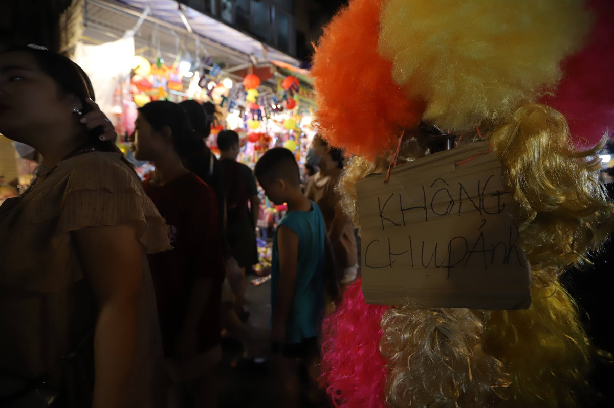 Thậm chí một số người “ý thức kém” còn tiện tay cầm phụ kiện do tiểu thương bày bán phía trước để chụp ảnh đã tạo ra một bầu không khí rất hỗn loạn. Chính vì vậy, những người buôn bán mới từ chối nhận khách chụp ảnh.