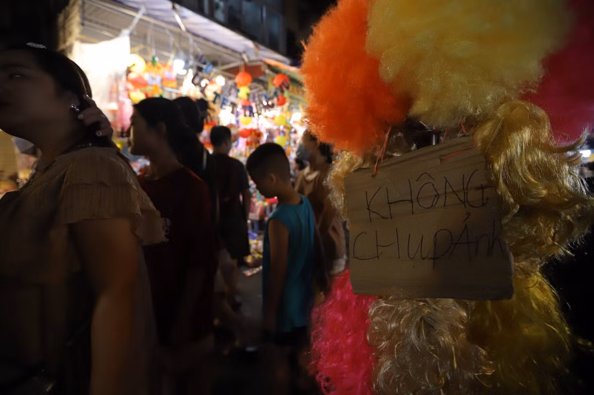 Thậm chí một số người “ý thức kém” còn tiện tay cầm phụ kiện do tiểu thương bày bán phía trước để chụp ảnh đã tạo ra một bầu không khí rất hỗn loạn. Chính vì vậy, những người buôn bán mới từ chối nhận khách chụp ảnh.