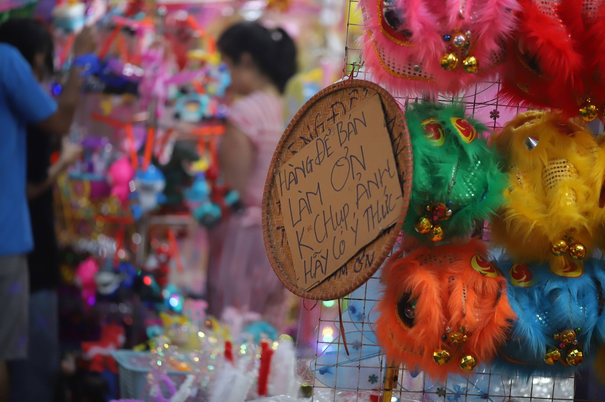 Những tấm biển báo cấm chụp ảnh từ đó cũng trở thành chủ đề gây tranh cãi trên mạng xã hội trong nhiều năm. Phía ủng hộ việc làm của chủ cửa hàng, tuy nhiên có người lại cho rằng các tiểu thương không nên cấm mà thay vào đó là thu phí.