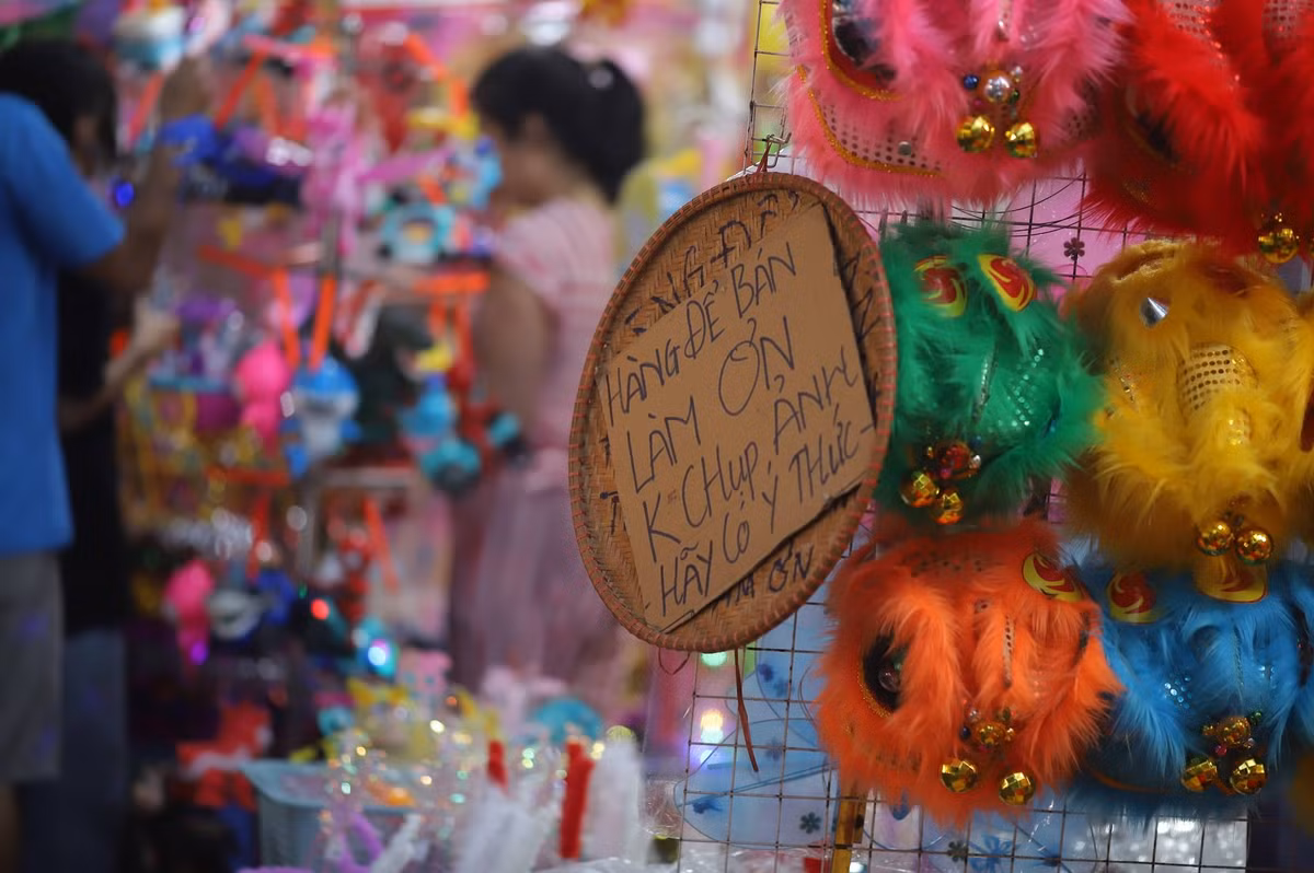 Những tấm biển báo cấm chụp ảnh từ đó cũng trở thành chủ đề gây tranh cãi trên mạng xã hội trong nhiều năm. Phía ủng hộ việc làm của chủ cửa hàng, tuy nhiên có người lại cho rằng các tiểu thương không nên cấm mà thay vào đó là thu phí.