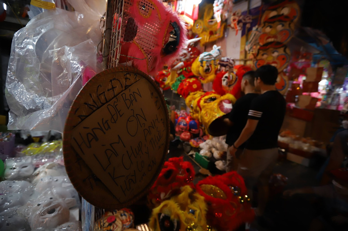 Trái với ý kiến ủng hộ các tiểu thương trên phố Hàng Mã khi đề biển cấm chụp ảnh, không ít cư dân mạng cho thấy việc cấm khách hàng là không hay ho, thay vào đó là thu phí giá rẻ để thu hút người ghé thăm.