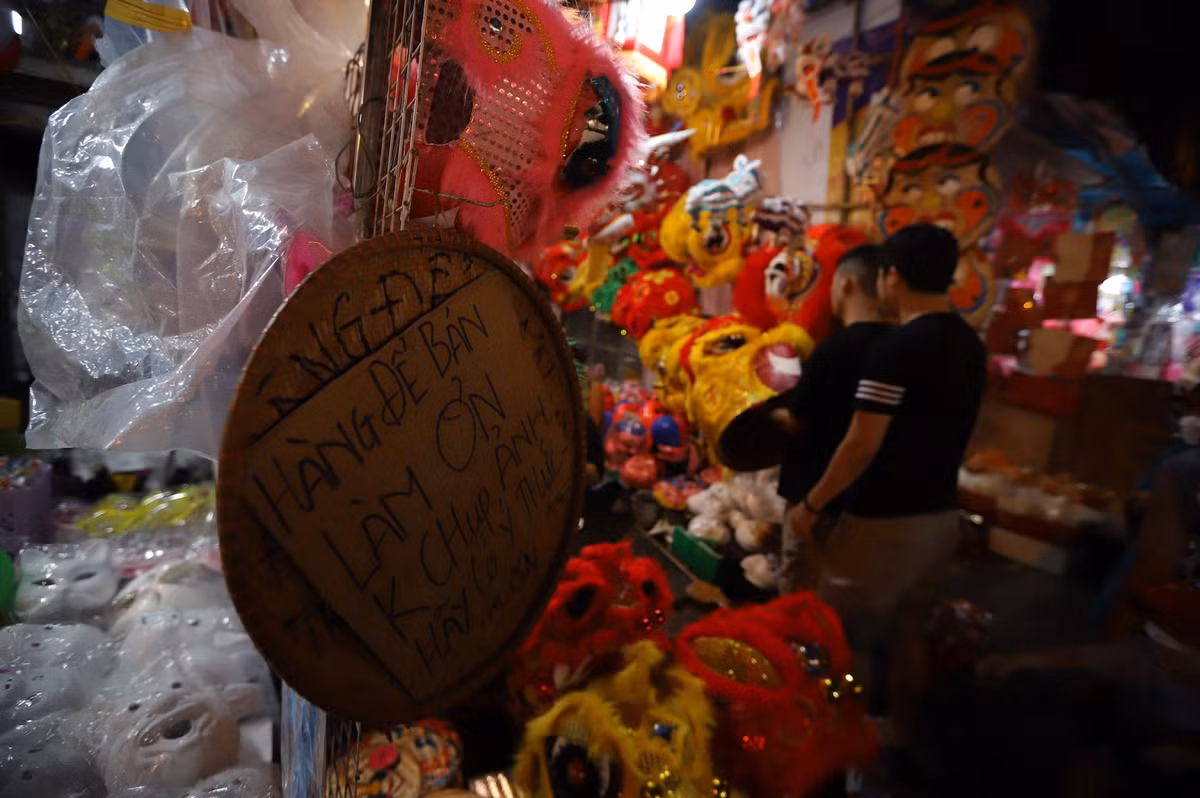 Trái với ý kiến ủng hộ các tiểu thương trên phố Hàng Mã khi đề biển cấm chụp ảnh, không ít cư dân mạng cho thấy việc cấm khách hàng là không hay ho, thay vào đó là thu phí giá rẻ để thu hút người ghé thăm.