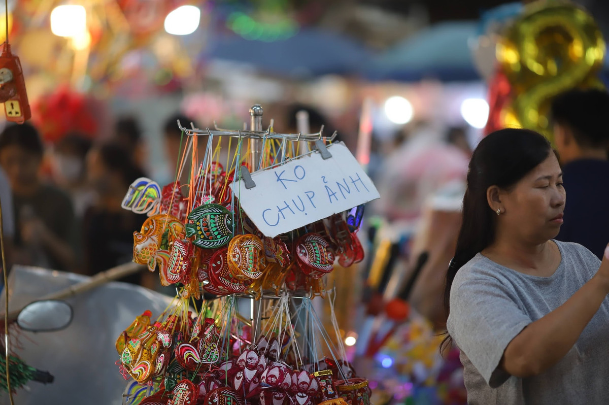 Tài khoản Facebook có tên T.H chia sẻ: "Bán hàng kị nhất đứng chắn lối vào, vậy nên việc đề biển cấm chụp ảnh là hợp lý, đặc biệt vào những thời điểm đông đúc người qua lại". Hay một netizen khác lại cho rằng việc đề biển cấm hay không là tuỳ vào từng tiểu thương, không ai có quyền cấm cản.
