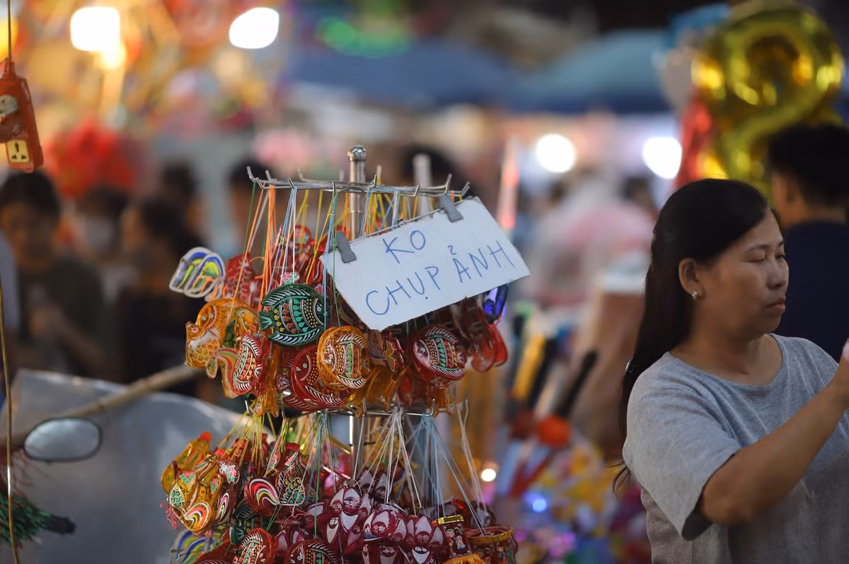 Tài khoản Facebook có tên T.H chia sẻ: "Bán hàng kị nhất đứng chắn lối vào, vậy nên việc đề biển cấm chụp ảnh là hợp lý, đặc biệt vào những thời điểm đông đúc người qua lại". Hay một netizen khác lại cho rằng việc đề biển cấm hay không là tuỳ vào từng tiểu thương, không ai có quyền cấm cản.