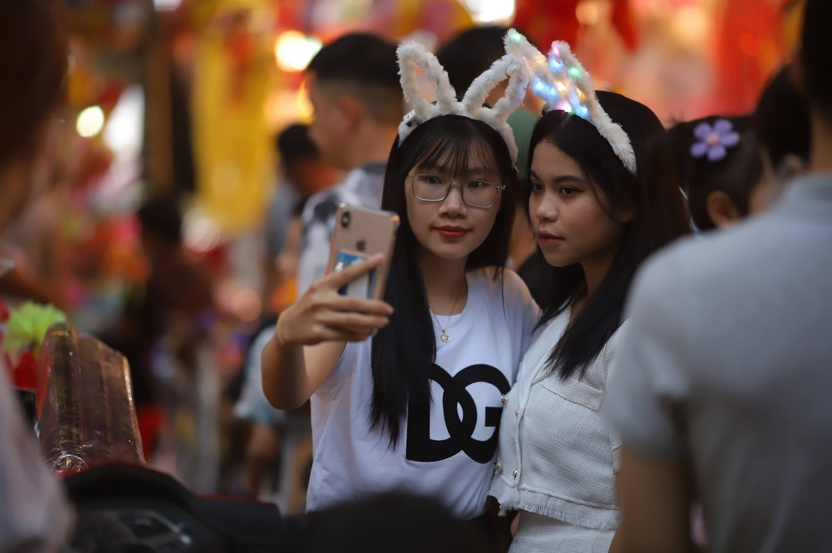 Các cửa hàng trang trí đẹp mắt, lộng lẫy thu hút nhiều khách tới mua hàng, chụp ảnh.