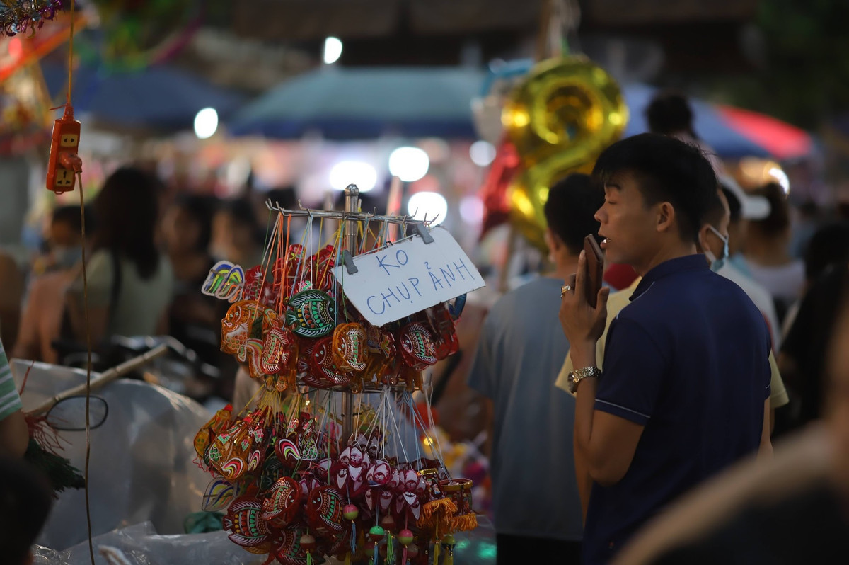 Vào mỗi dịp lễ Tết, Trung thu hay Giáng sinh, con phố này lại nhộn nhịp người qua lại, và những tấm biển với dòng chữ "lạ" này trên con phố Hàng Mã đã trở thành "đặc sản" lúc nào không hay.