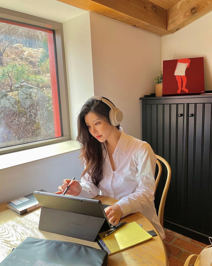 Park Hyun Seo có gương mặt xinh đẹp cùng vóc dáng cân đối. Điều này có được là nhờ nỗ lực tập luyện chăm chỉ của cô.