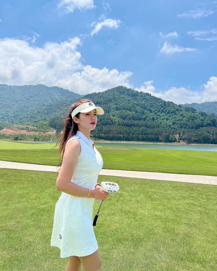 Khi đứng lớp giảng dạy, cô giáo xinh đẹp này thường lựa chọn trang phục ôm sát, tôn lên đường cong hoàn hảo của mình.