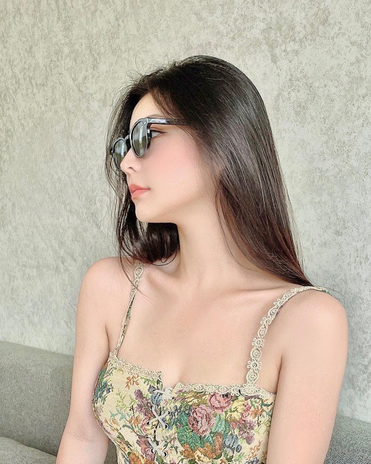 Hình ảnh ăn vận gợi cảm khi đi dạy của cô giáo xứ Hàn này làm không ít người không hài lòng, tuy nhiên vẫn có ý kiến cho rằng trang phục này không ảnh hưởng gì đến tiết học.