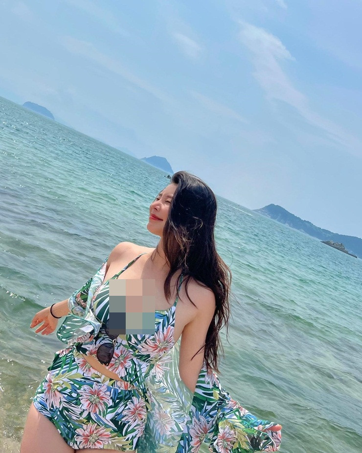 Thời điểm đó hình ảnh cô giáo hot girl diện váy ngắn cũn cỡn đứng lớp đã khiến cư dân mạng xôn xao bàn tán.