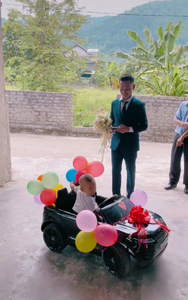 Biểu cảm đáng yêu của cậu bé khiến nhiều người xuýt xoa để lại bình luận khen ngợi cũng như chúc phúc cho gia đình nhỏ.