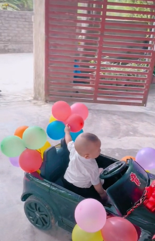 Thời gian trên MXH xuất hiện khá nhiều đám cưới có thêm sự xuất hiện của nhóc tì vô cùng đáng yêu, đó không ai khác chính là con của cô dâu chú rể.