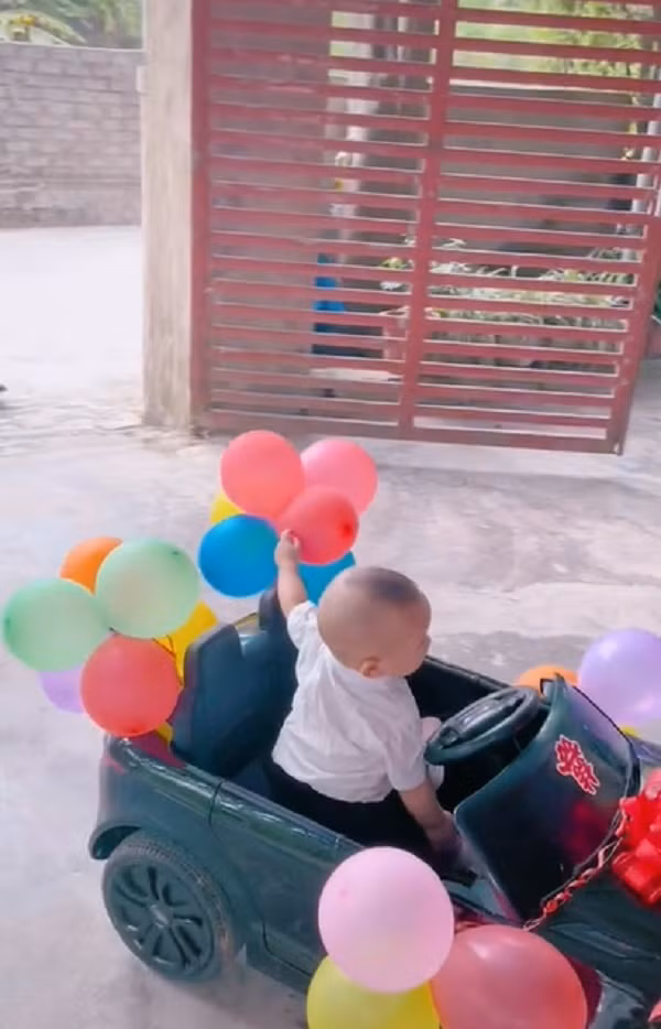 Thời gian trên MXH xuất hiện khá nhiều đám cưới có thêm sự xuất hiện của nhóc tì vô cùng đáng yêu, đó không ai khác chính là con của cô dâu chú rể.