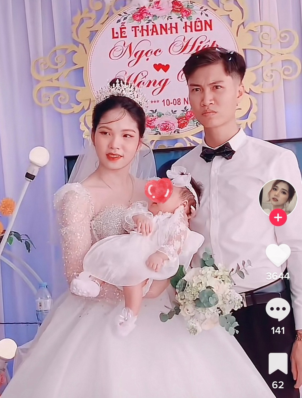 Được biết, cô dâu và chú rể đã đón thiên thần nhỏ đầu lòng trước khi tổ chức lễ cưới. Chính vì vậy nên trong ngày trọng đại mới xuất hiện vị khách đặc biệt này.