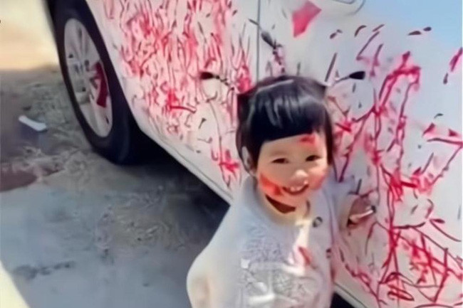 Những hình ảnh các em bé vẽ lên ô tô vừa khiến cư dân mạng vừa buồn cười lại vừa thấy xót xa cho chủ nhân chiếc xe.