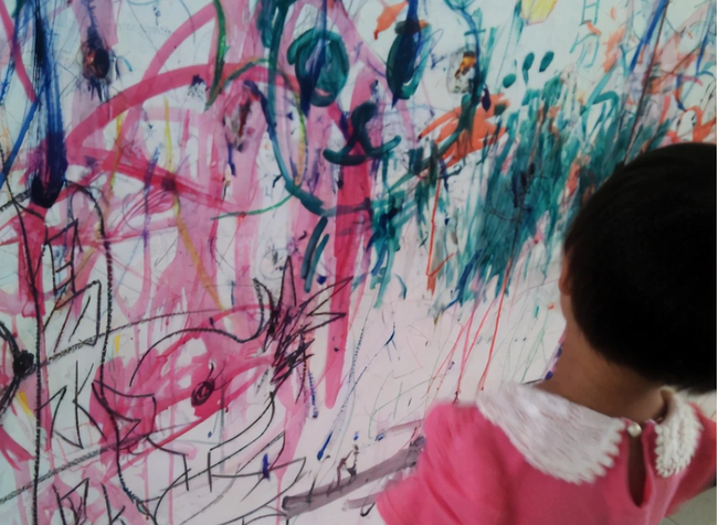 Tuy nhiên, một số khác lại cho rằng việc cô bé vẽ hình lên xe ô tô để thể hiện tình yêu đối với bố rất đáng khen ngợi nhưng người bố cũng nên dạy thêm cô bé vì sợ rằng ngày nào đó, cô bé có thể đi vẽ lên xe ô tô của những người khác.