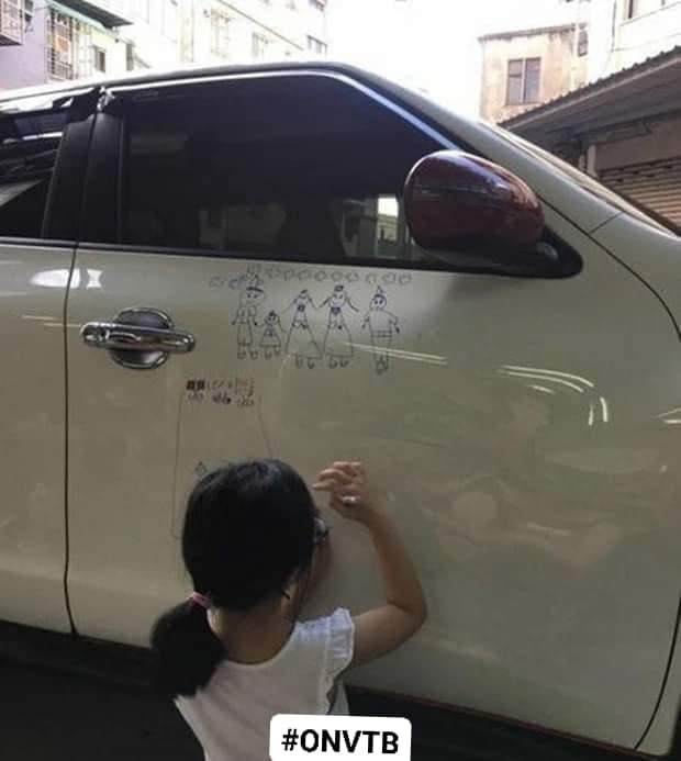 Được biết hình ảnh này là sản phẩm của một cô con gái trang trí xe cho bố ở Trung Quốc. Một ông bố khác cũng ở Trung Quốc chia sẻ lên mạng xã hội 'tác phẩm hội họa' vẽ bậy của cô công chúa nhà mình khiến cư dân mạng phải ngả mũ ''thán phục'' sự... đam mê.