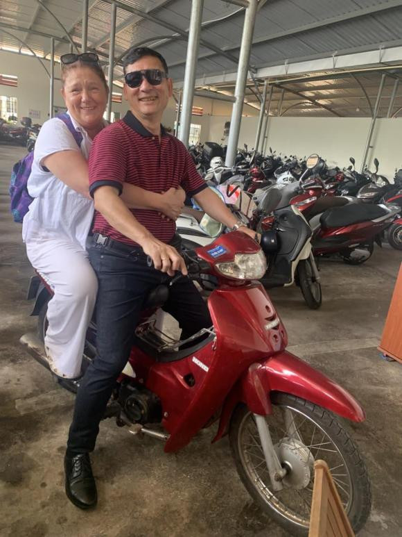 Mới đây chàng thủ thành lai Nga - Việt đã chia sẻ hình ảnh về bố mẹ gây chú ý. Đăng ảnh bố mẹ tươi cười vui vẻ khi đi xe máy, Văn Lâm viết: "Nhìn bố mẹ dần hoà nhập với môi trường như thế này là yên tâm lắm rồi".