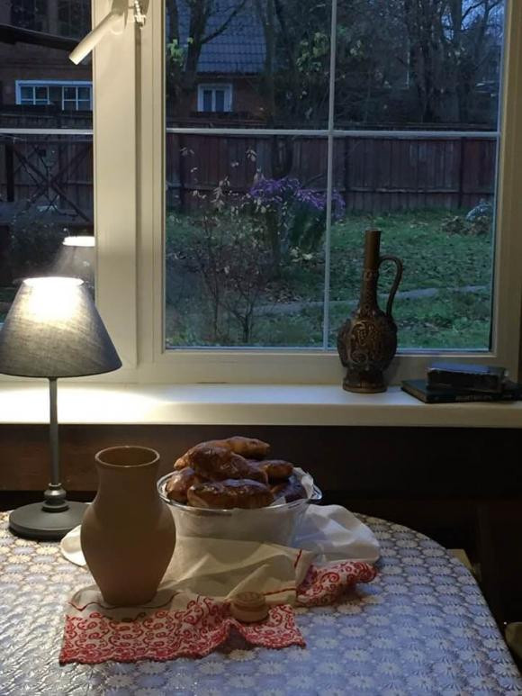 Ở Nga, gia đình Đặng Văn Lâm sống trong căn hộ khang trang, bao quanh là vườn cây hoa ngập sắc hương.