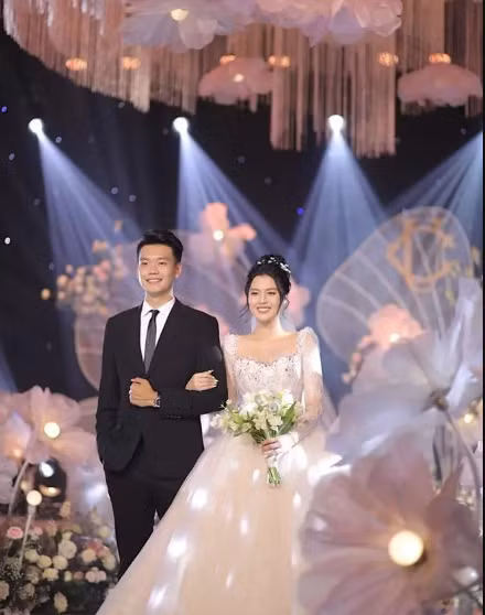 Mới đây cầu thủ Nguyễn Thành Chung vô tình để lộ thông tin gia đình nhỏ của họ chuẩn bị đón thêm thành viên mới từ dòng bình luận: "Anh yêu 2 mẹ con". Dòng bình luận này được chia sẻ dưới bài đăng của Tố Uyên, cô nàng đăng tải hình ảnh chiếc bánh kem chúc mừng sinh nhật ông xã. Ảnh: FBNV