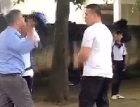 Đoạn clip ghi lại cảnh một thầy giáo dùng mũ bảo hiểm, thước gỗ đánh vào đầu học trò tại sân thể dục của trường trong giờ giải lao gây xôn xao cõi mạng. Ảnh: Cắt ra từ clip