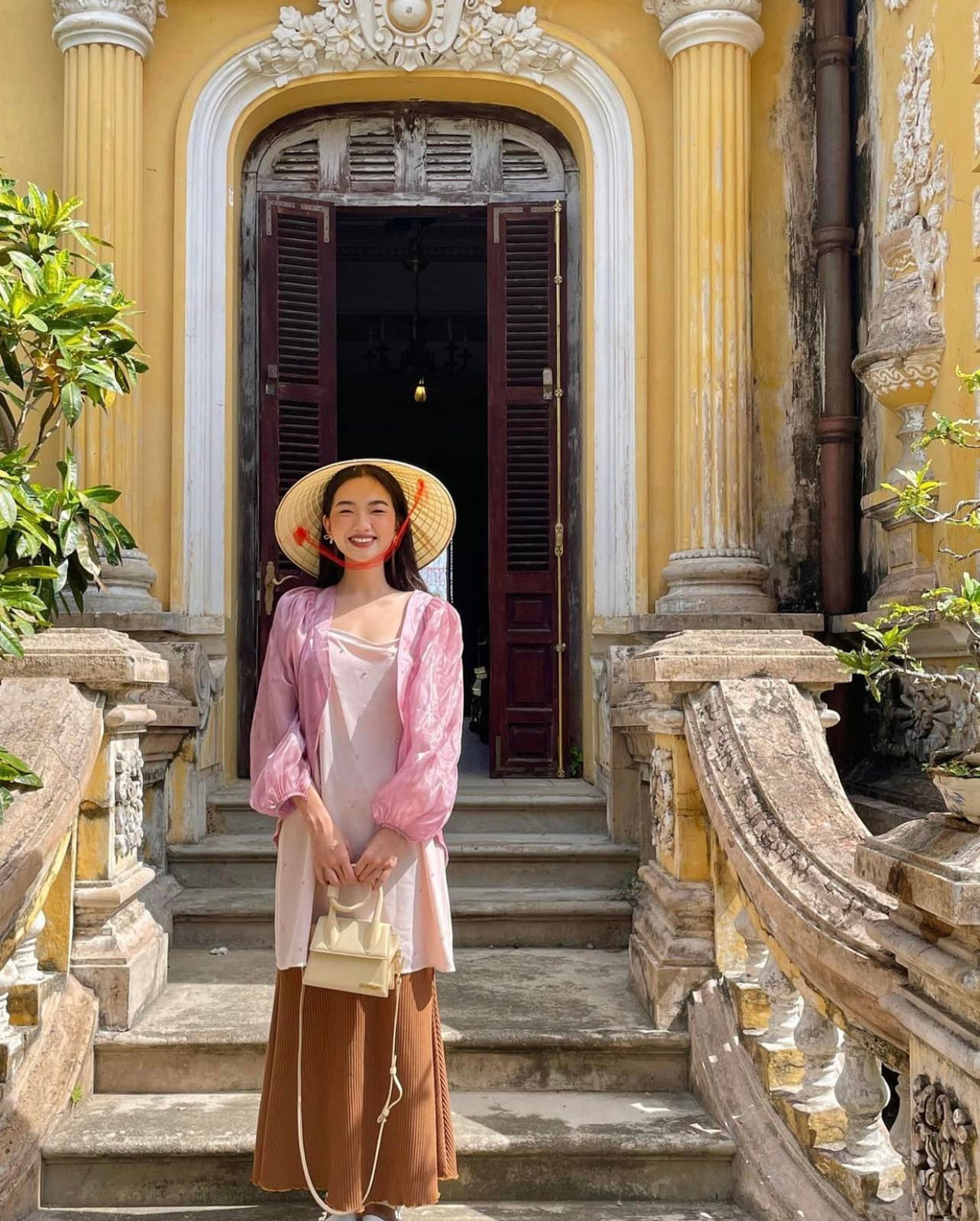 Không chỉ sở hữu lối kiến trúc độc đáo, cung An Định còn được coi là nơi ẩn chứa nhiều câu chuyện ly kỳ. Cuộc đời của hoàng hậu Nam Phương cùng những giai thoại lịch sử được lưu lại nơi đây. Ảnh: @chaichanh