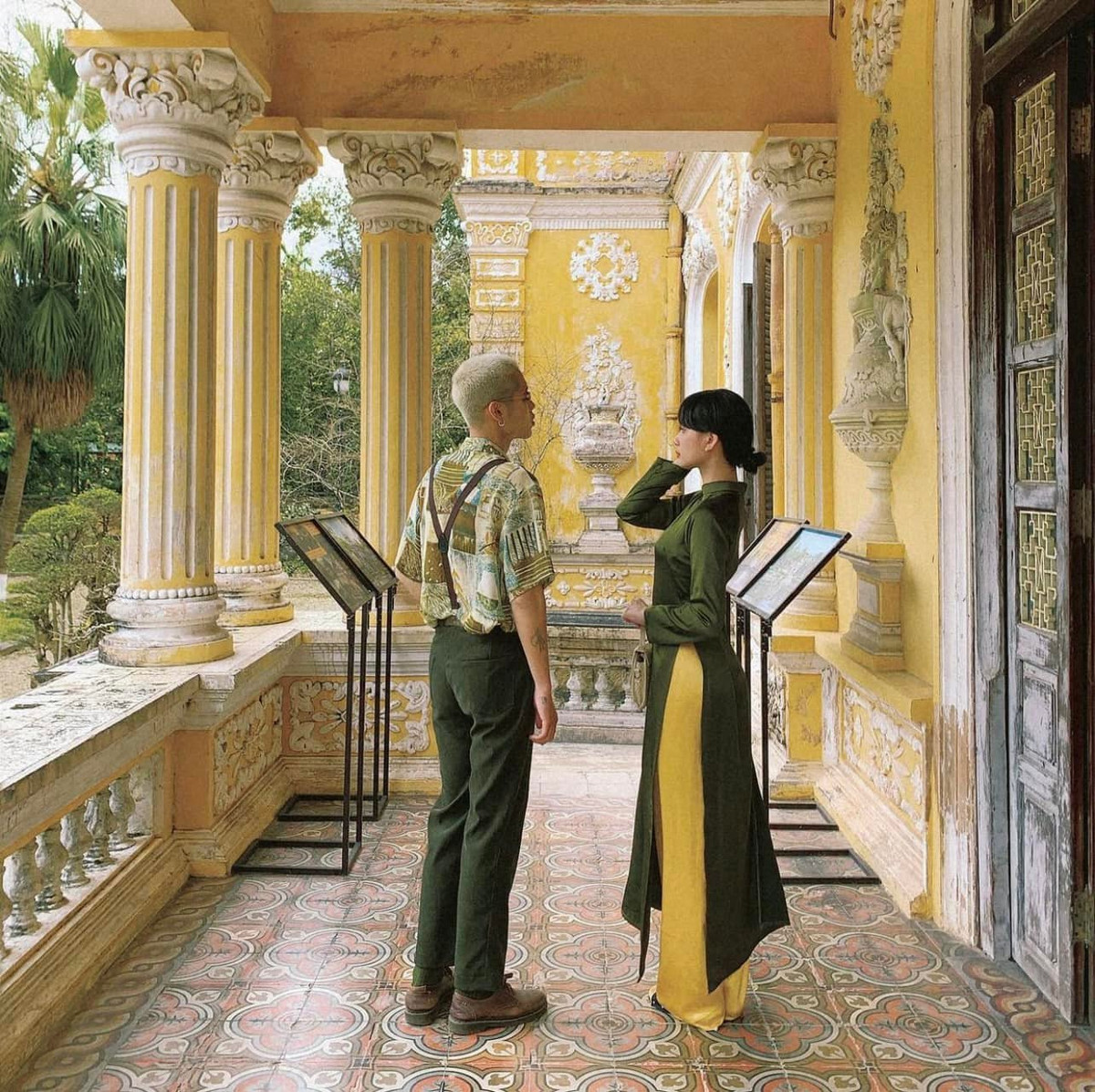 Nhiều bạn trẻ mong muốn tìm đến để tận mắt chứng kiến nét đẹp của cung điện cổ từ trong từng thước phim ra đến đời thật. Ảnh: Bùi Huy Khang