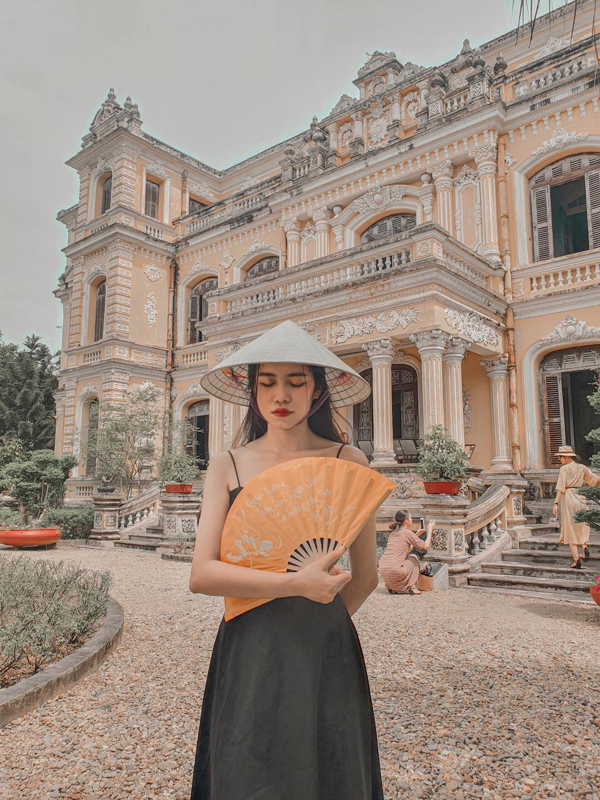 Những mảng hoa văn, những lớp vữa vôi che khuất đi 1 kho tàng hội họa nghệ thuật bên trong Cung An Định là điều bạn nhất định phải chiêm nghiệm khi đến Huế. Ảnh: Hàn Tuyết