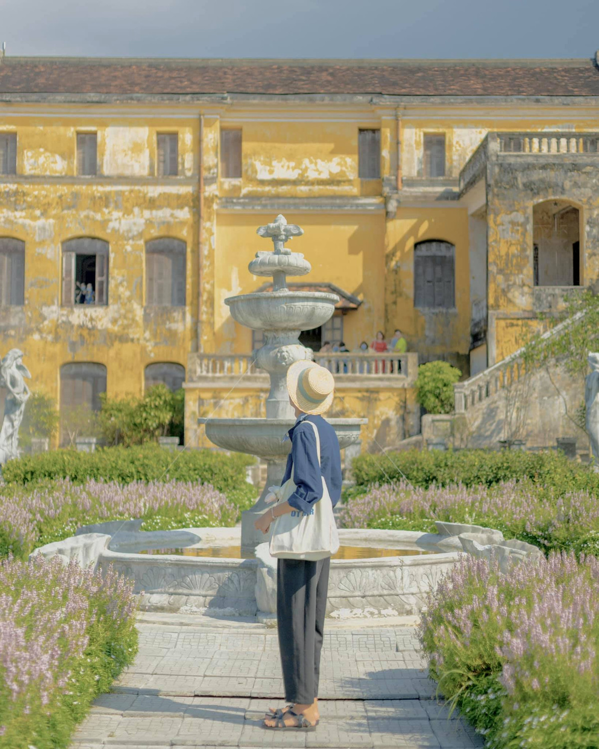 Cung An Định là sự kết hợp giữa kiến trúc Á – Âu vô cùng độc đáo và tinh tế. Hiện nay, cung còn 3 công trình vẫn còn tồn tại là: cổng chính, đình Trung Lập và lầu Khải Tường. Ảnh: Sơn Đoàn