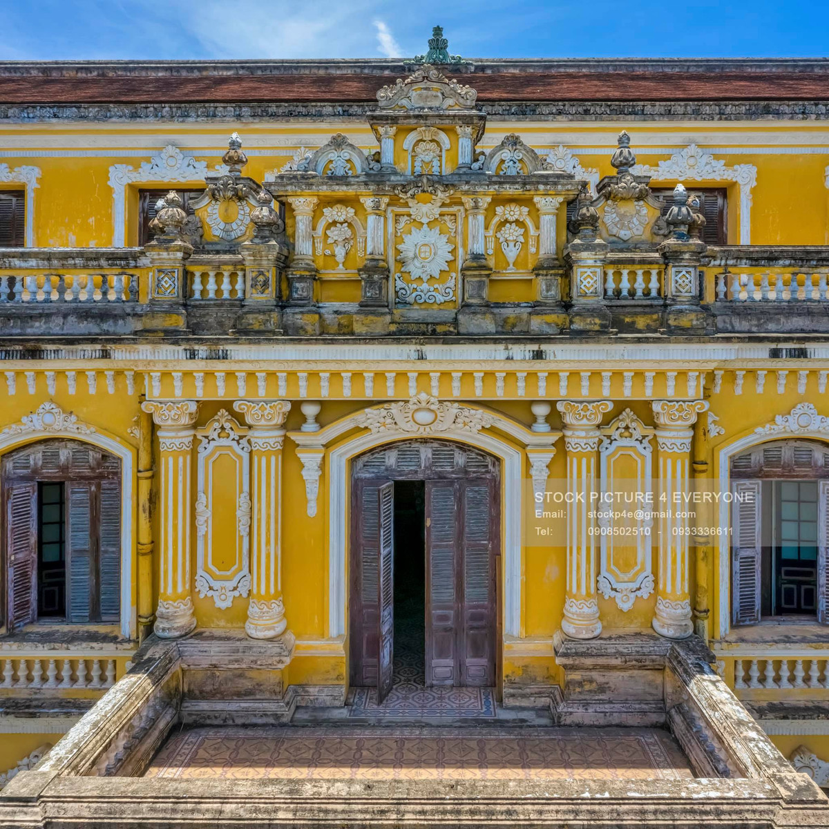 Cung điện của cố đô Huế nằm ngay bên cạnh dòng sông An Cựu. Nơi đây chính là phim trường của MV “Không thể cùng nhau suốt kiếp” nổi đình nổi đám. Ảnh: Lều Trung Hiếu