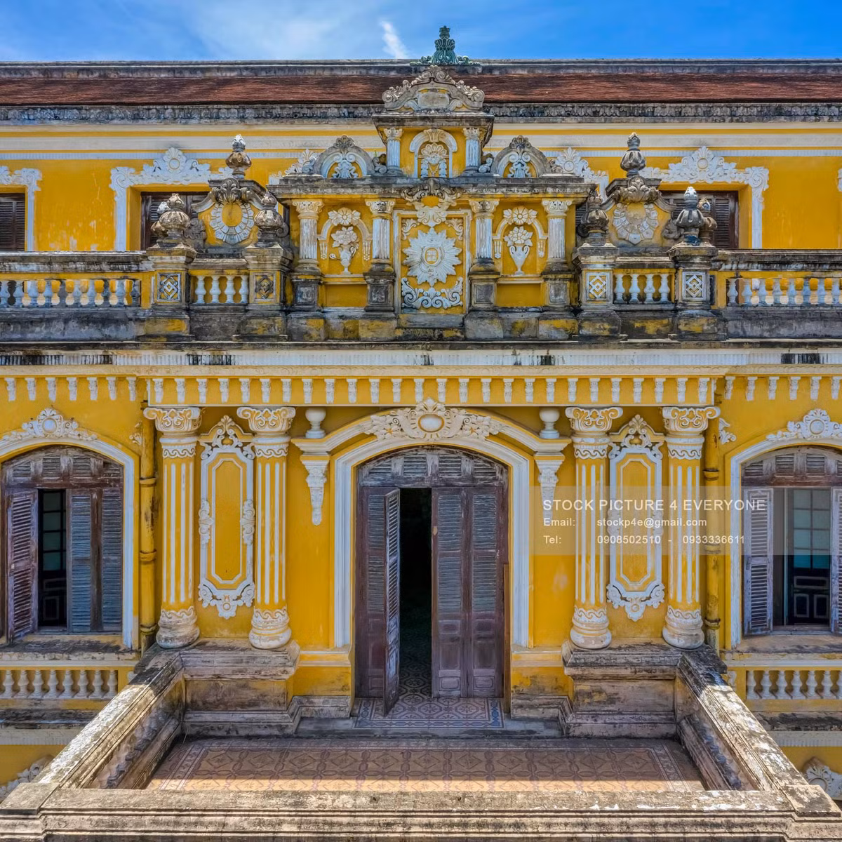 Cung điện của cố đô Huế nằm ngay bên cạnh dòng sông An Cựu. Nơi đây chính là phim trường của MV “Không thể cùng nhau suốt kiếp” nổi đình nổi đám. Ảnh: Lều Trung Hiếu