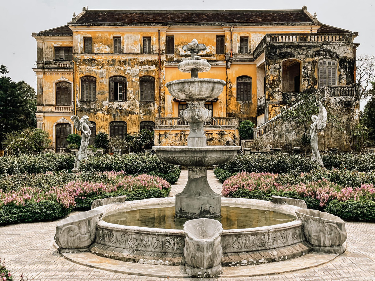 Cung An Định nằm trên một vùng đất bằng phẳng, ngay bên cạnh là dòng sông An Thịnh chảy hiền hòa quanh năm. Nơi đây đã chính thức mở cửa cho du khách vào tham quan khi du lịch Huế. Ảnh: Lê Hữu Chính