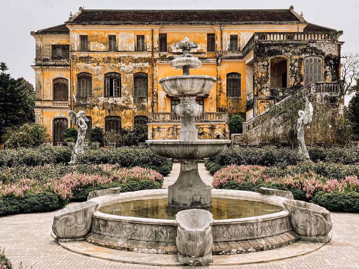 Cung An Định nằm trên một vùng đất bằng phẳng, ngay bên cạnh là dòng sông An Thịnh chảy hiền hòa quanh năm. Nơi đây đã chính thức mở cửa cho du khách vào tham quan khi du lịch Huế. Ảnh: Lê Hữu Chính