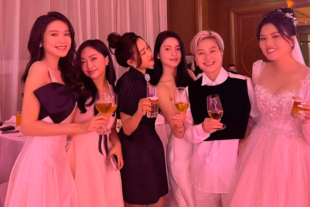 Những bức ảnh nuột nà, khoe nhan sắc và gu thời trang trẻ trung luôn nhận về hàng nghìn lượt like từ cộng đồng mạng.